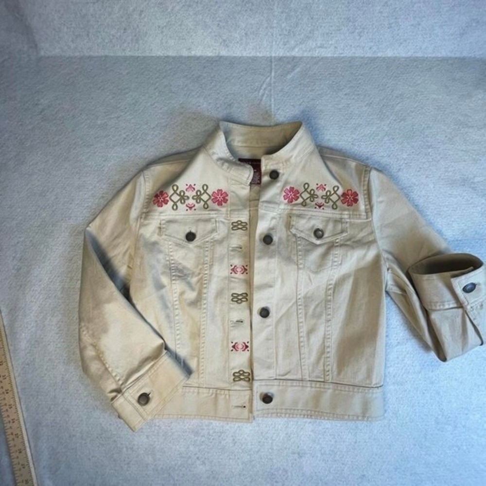 Jones wear jeans Medium Tan denim jacket with embroidered floral